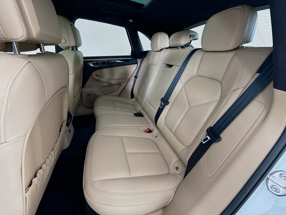 2026 Porsche Macan - Image 24 of 31