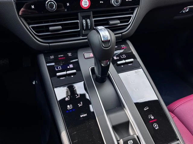 2026 Porsche Macan - Image 21 of 28