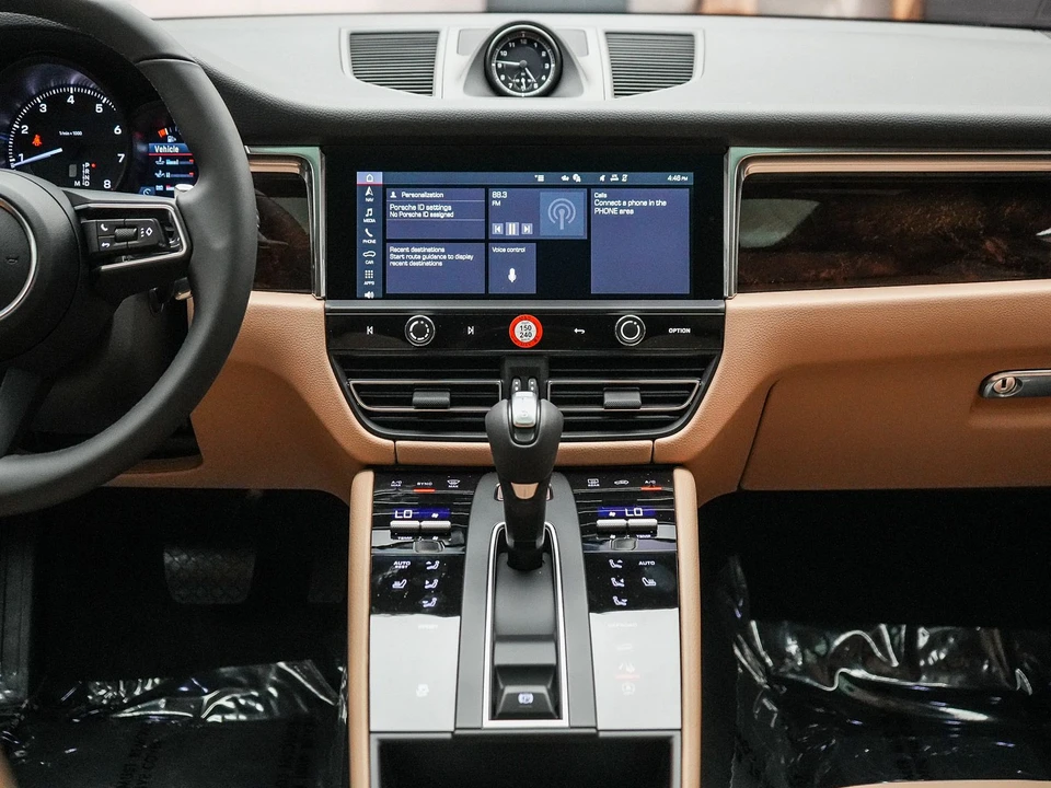 2026 Porsche Macan - Image 17 of 31