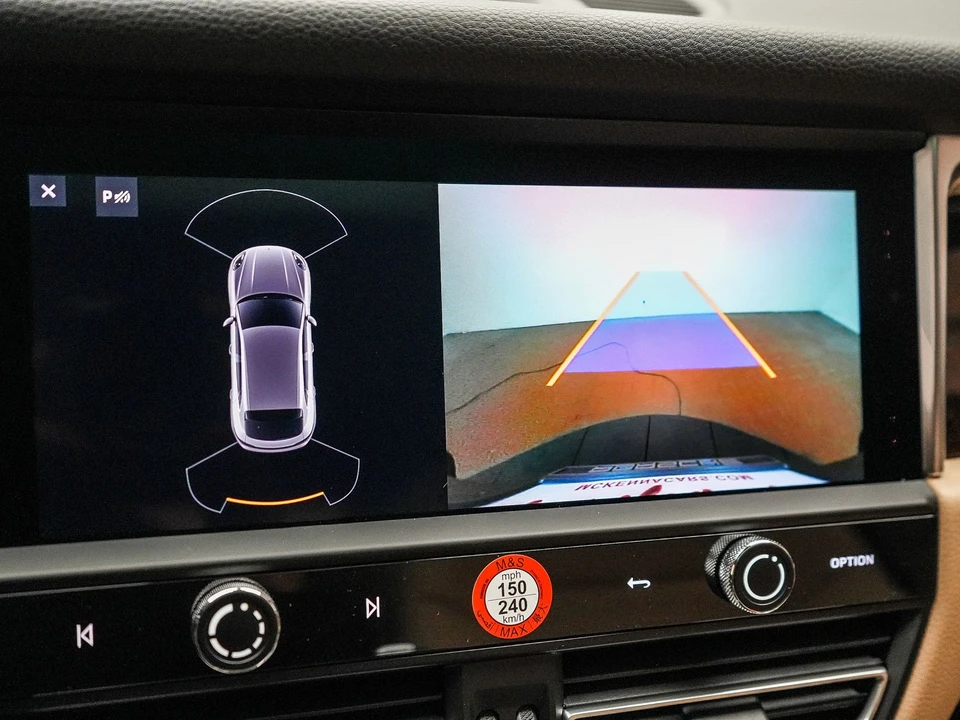 2026 Porsche Macan - Image 28 of 31