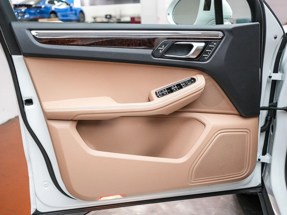 2026 Porsche Macan - Image 26 of 31