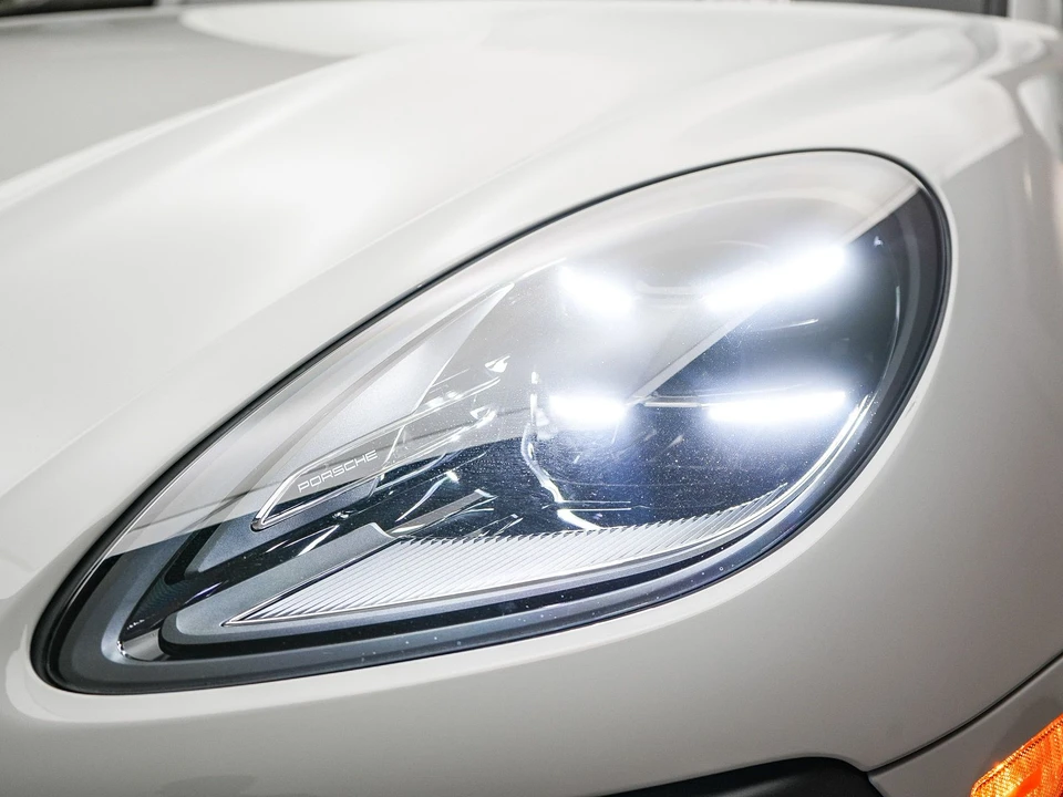 2026 Porsche Macan - Image 11 of 31