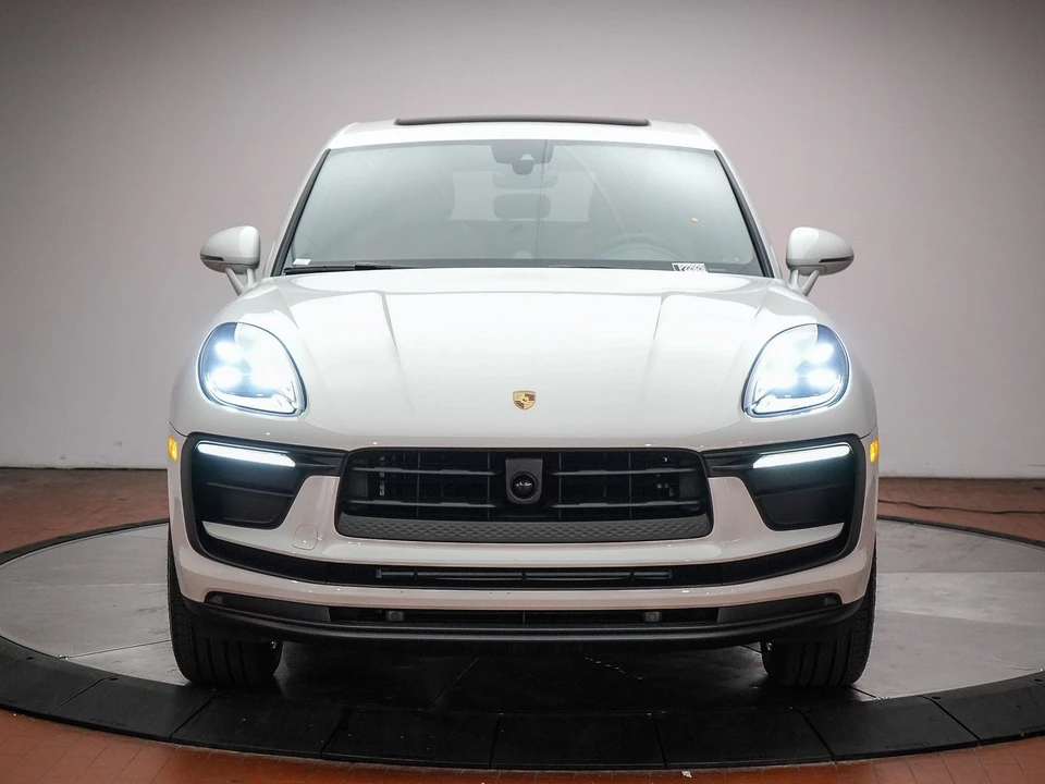 2026 Porsche Macan - Image 15 of 31