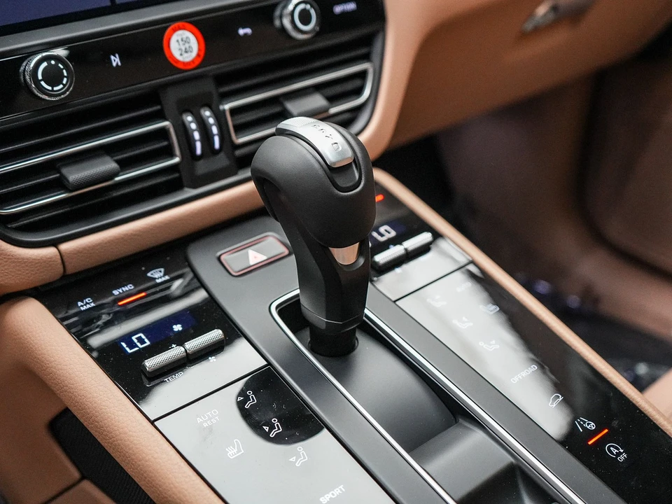 2026 Porsche Macan - Image 23 of 31