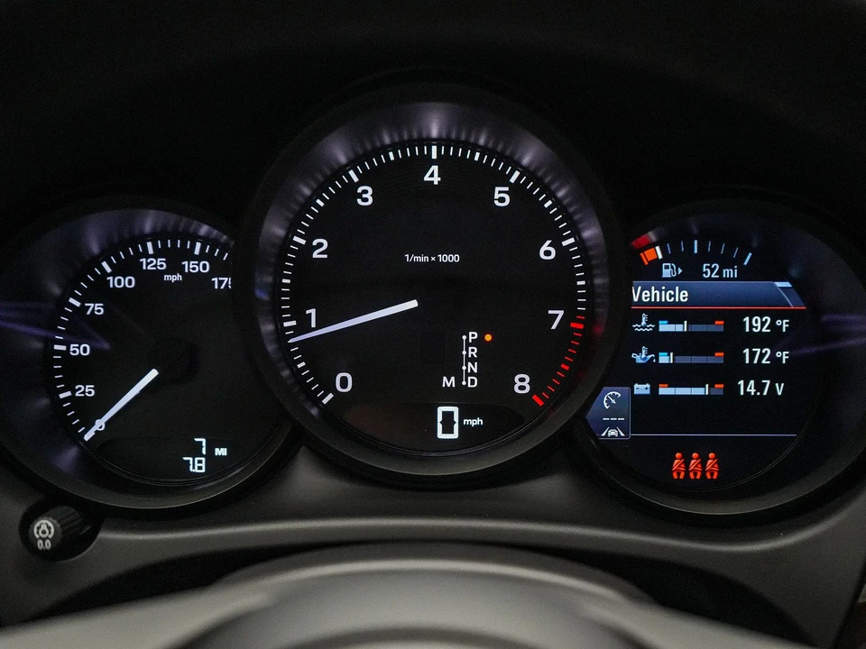 2026 Porsche Macan - Image 27 of 31