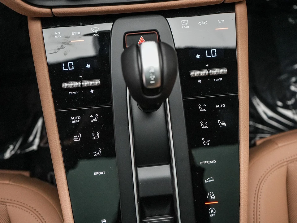 2026 Porsche Macan - Image 24 of 31