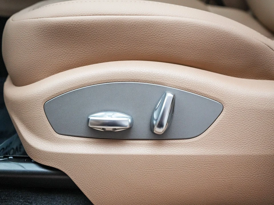 2026 Porsche Macan - Image 25 of 31