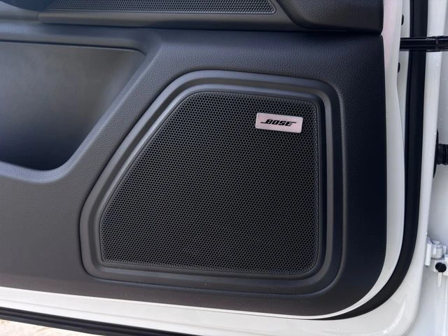 2026 Porsche Macan - Image 23 of 28