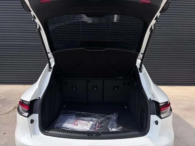 2026 Porsche Macan - Image 26 of 28