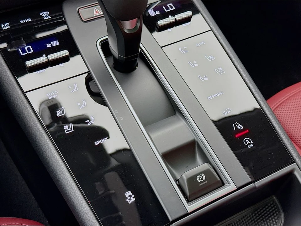 2026 Porsche Macan - Image 22 of 31
