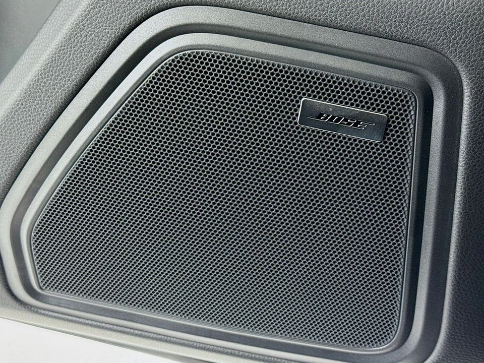 2026 Porsche Macan - Image 12 of 31