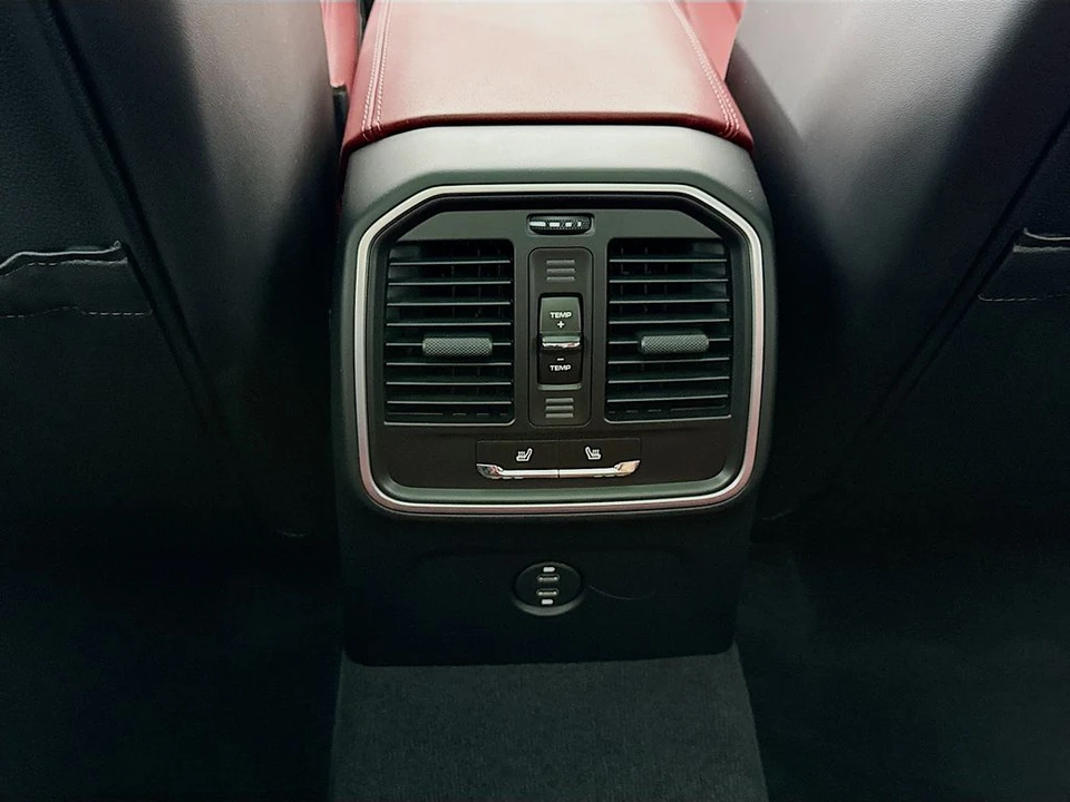 2026 Porsche Macan - Image 28 of 31