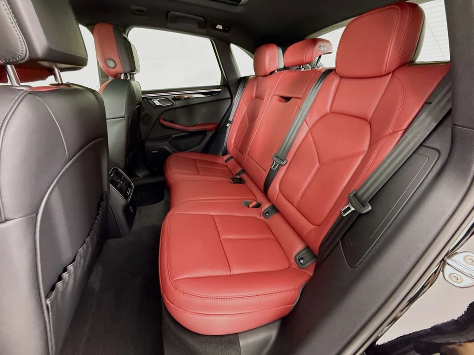 2026 Porsche Macan - Image 24 of 31