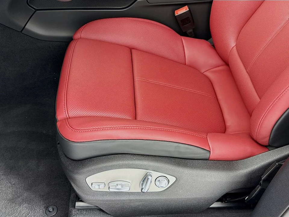 2026 Porsche Macan - Image 13 of 31