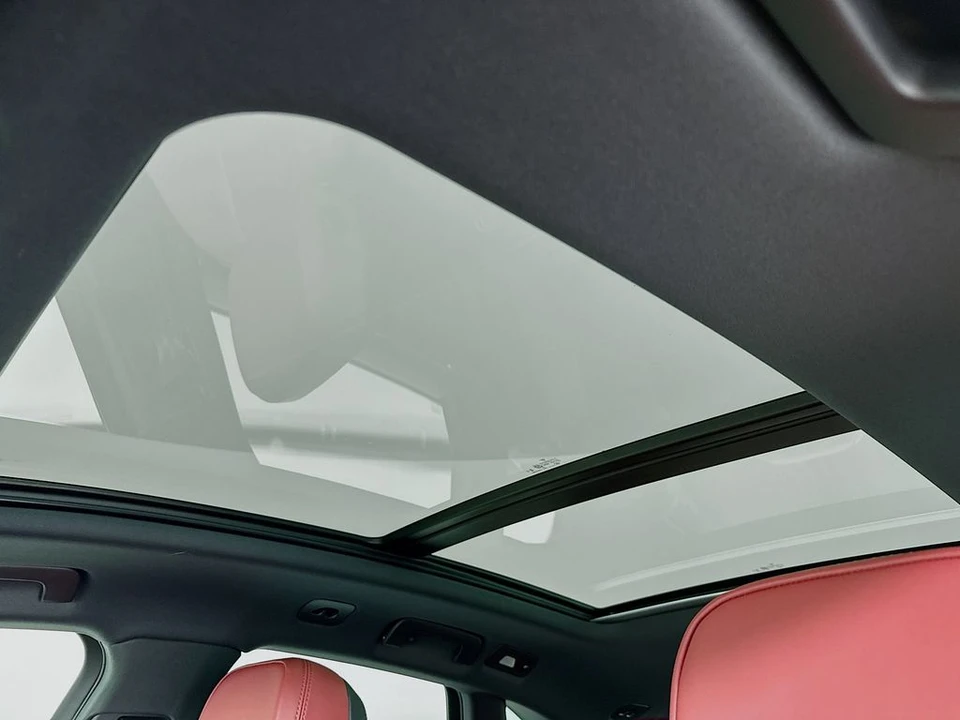 2026 Porsche Macan - Image 23 of 31