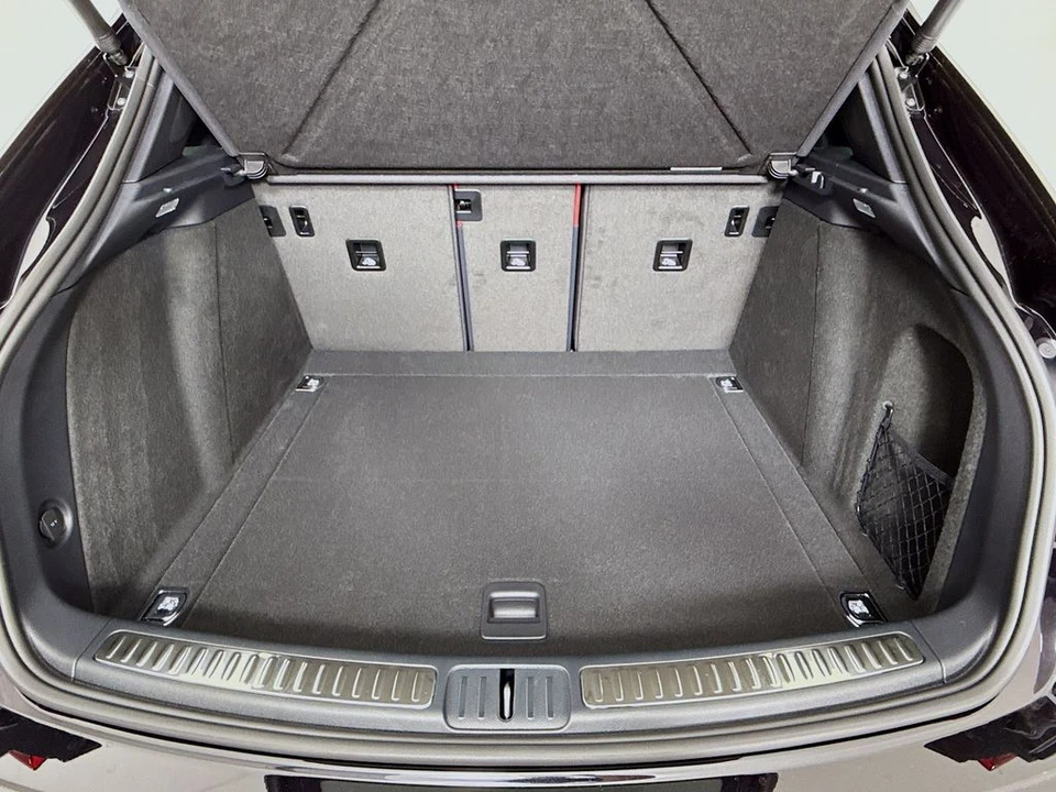 2026 Porsche Macan - Image 29 of 31