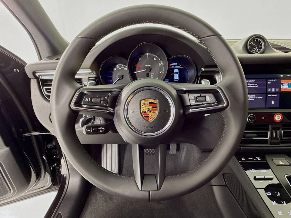 2026 Porsche Macan - Image 15 of 31