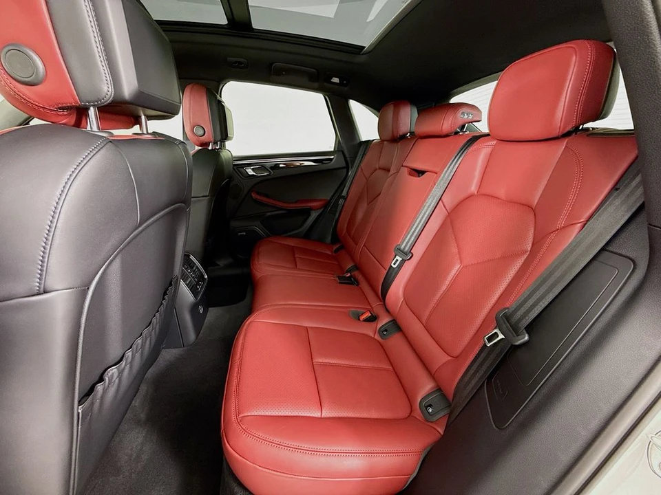 2026 Porsche Macan - Image 26 of 31