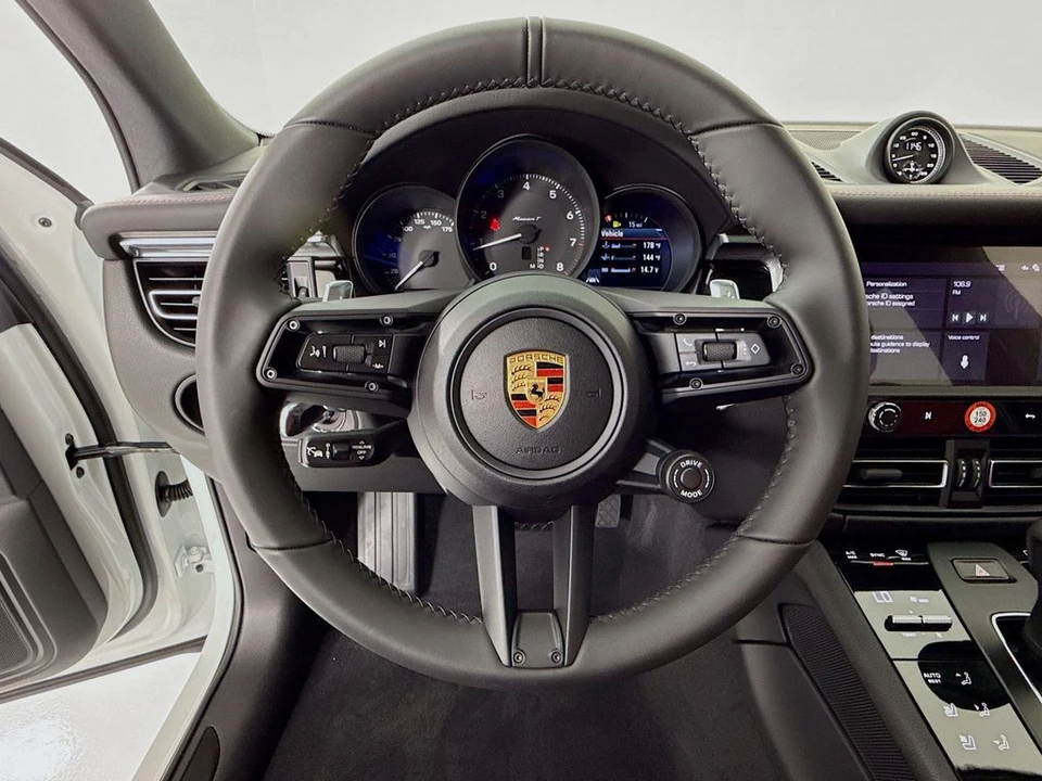 2026 Porsche Macan - Image 17 of 31