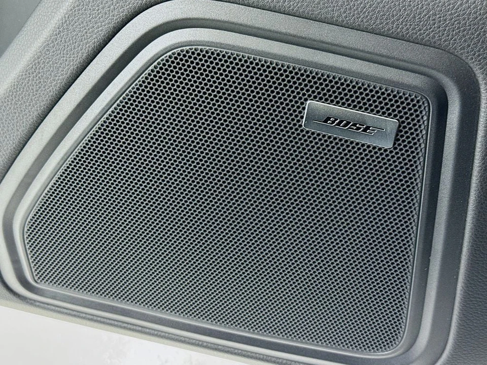 2026 Porsche Macan - Image 13 of 31