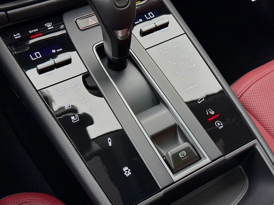 2026 Porsche Macan - Image 24 of 31