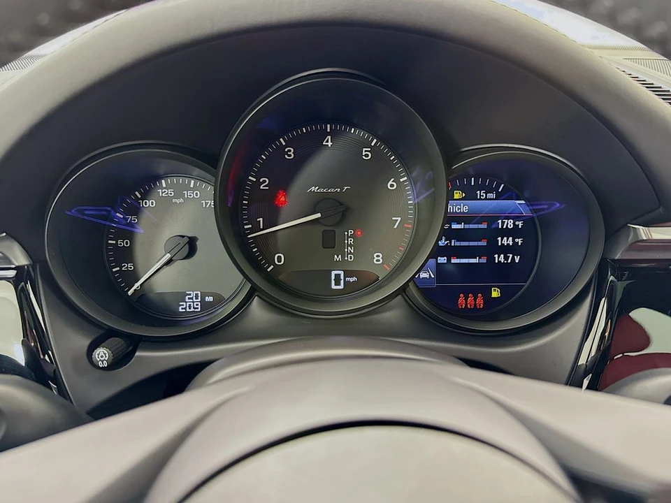 2026 Porsche Macan - Image 18 of 31