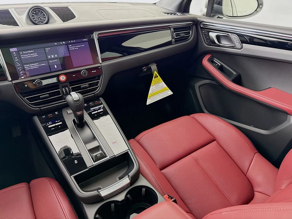 2026 Porsche Macan - Image 28 of 31