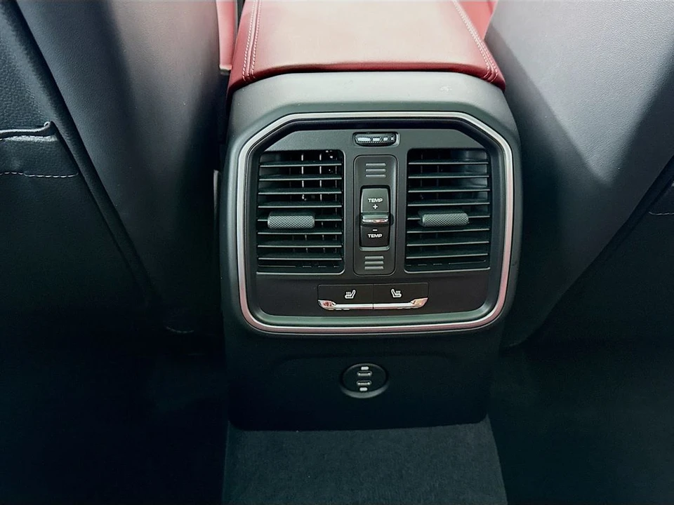 2026 Porsche Macan - Image 29 of 31