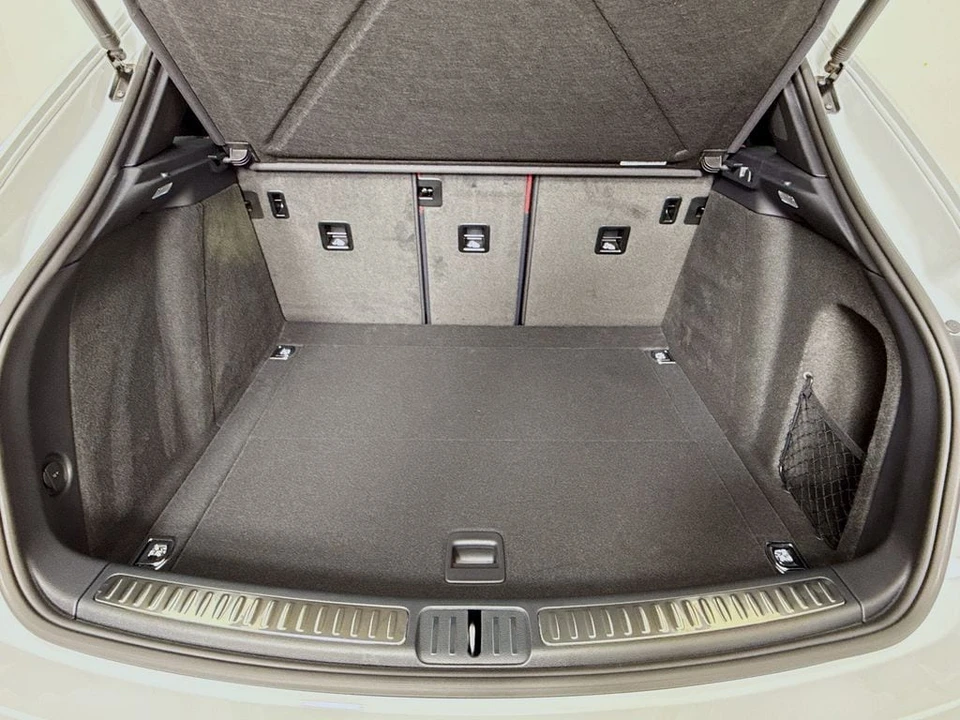 2026 Porsche Macan - Image 30 of 31
