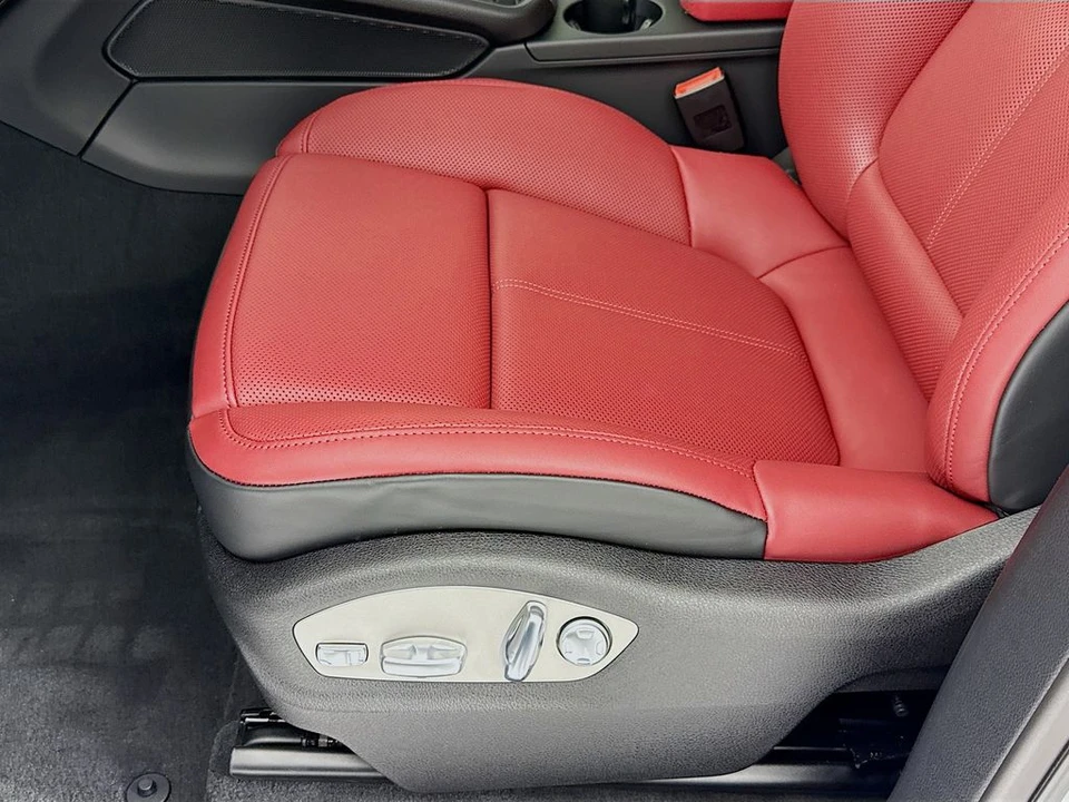 2026 Porsche Macan - Image 14 of 31