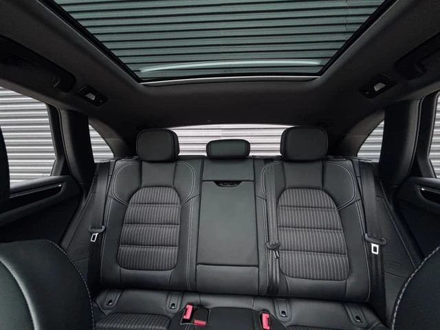 2026 Porsche Macan - Image 26 of 29
