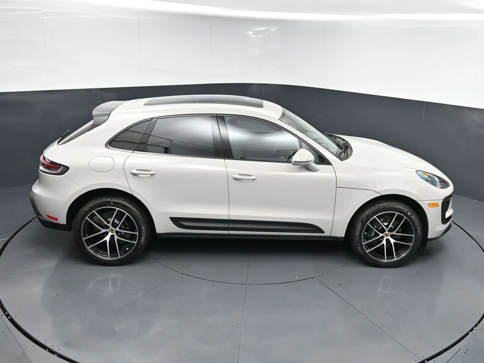 2026 Porsche Macan - Image 18 of 31