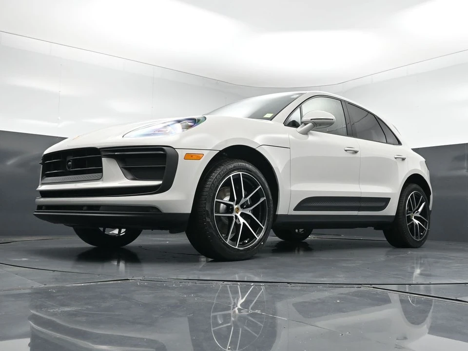2026 Porsche Macan - Image 21 of 31