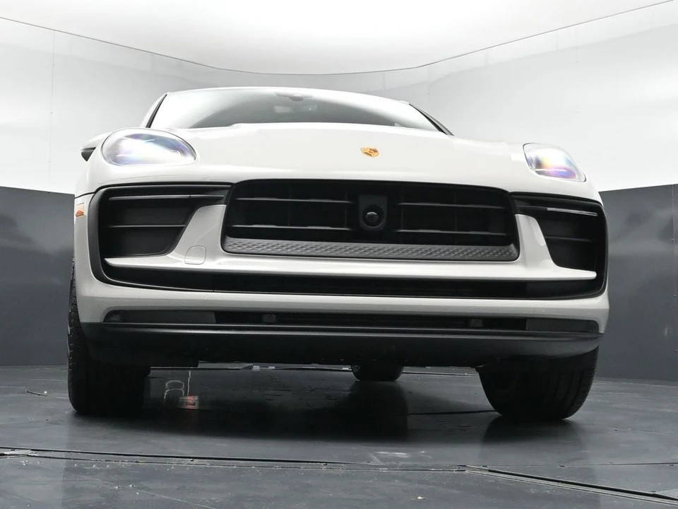 2026 Porsche Macan - Image 28 of 31