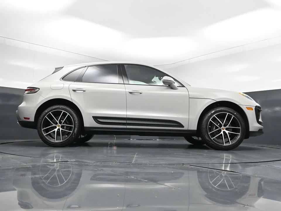 2026 Porsche Macan - Image 26 of 31