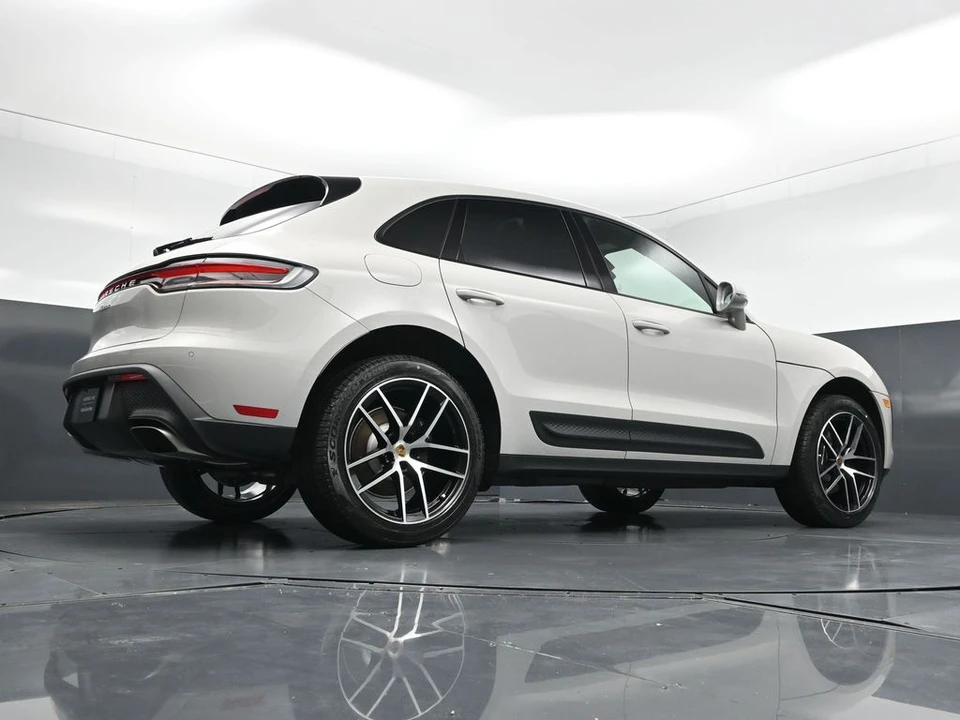 2026 Porsche Macan - Image 25 of 31