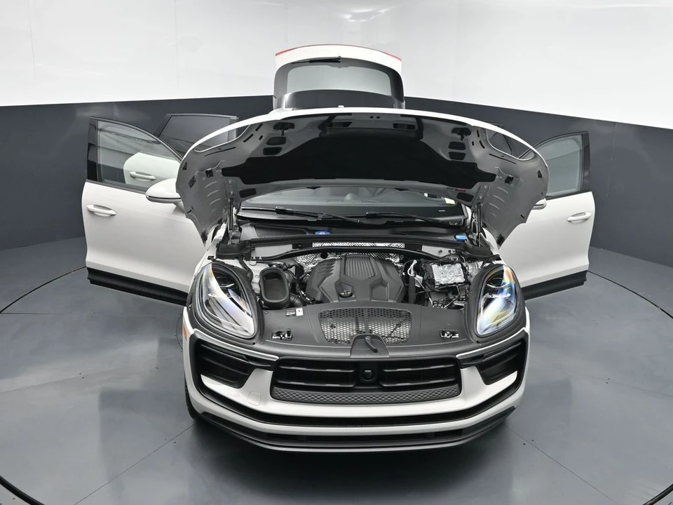 2026 Porsche Macan - Image 29 of 31