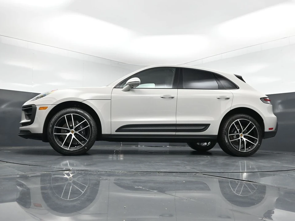 2026 Porsche Macan - Image 22 of 31