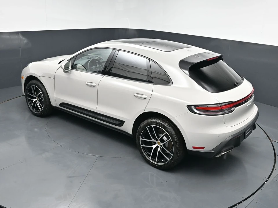 2026 Porsche Macan - Image 15 of 31