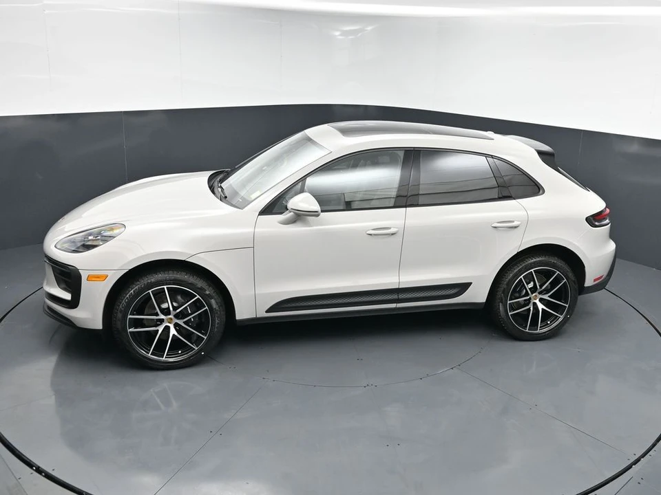 2026 Porsche Macan - Image 14 of 31