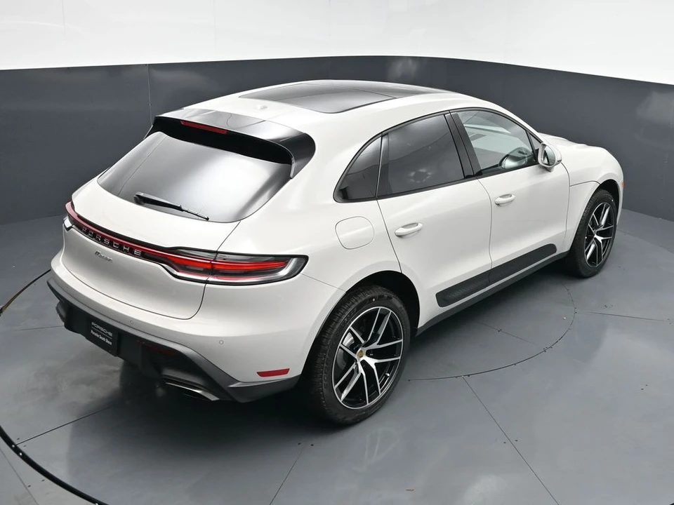 2026 Porsche Macan - Image 17 of 31
