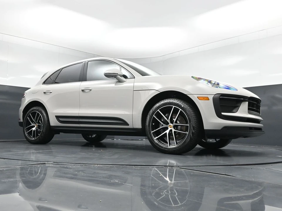 2026 Porsche Macan - Image 27 of 31