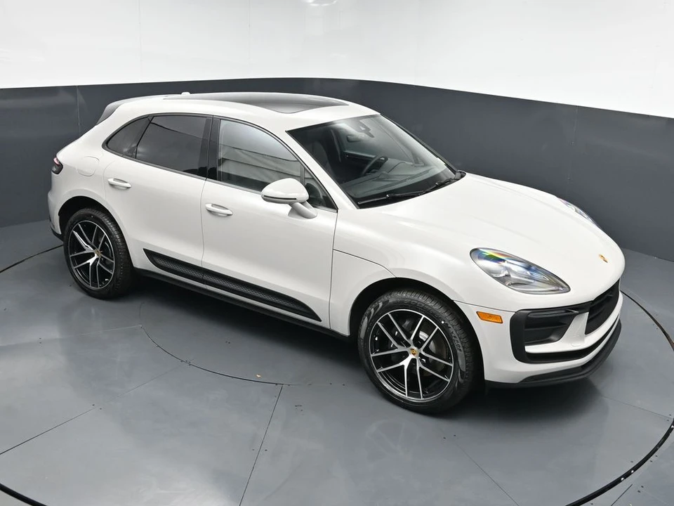 2026 Porsche Macan - Image 19 of 31