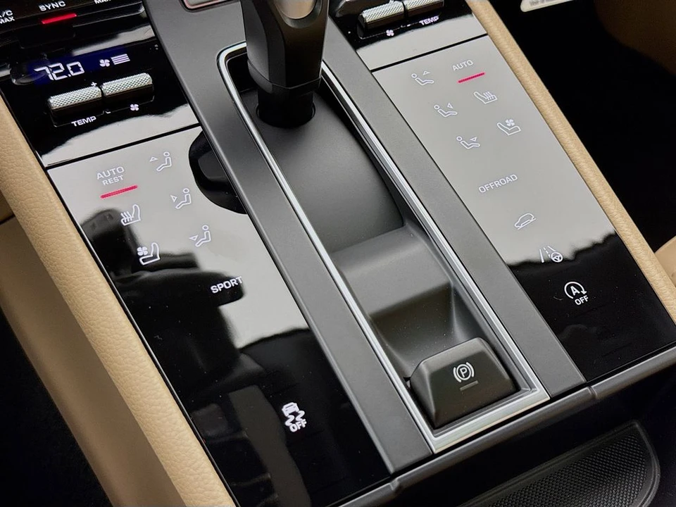 2026 Porsche Macan - Image 21 of 31