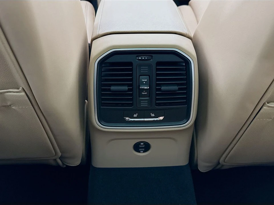 2026 Porsche Macan - Image 26 of 31