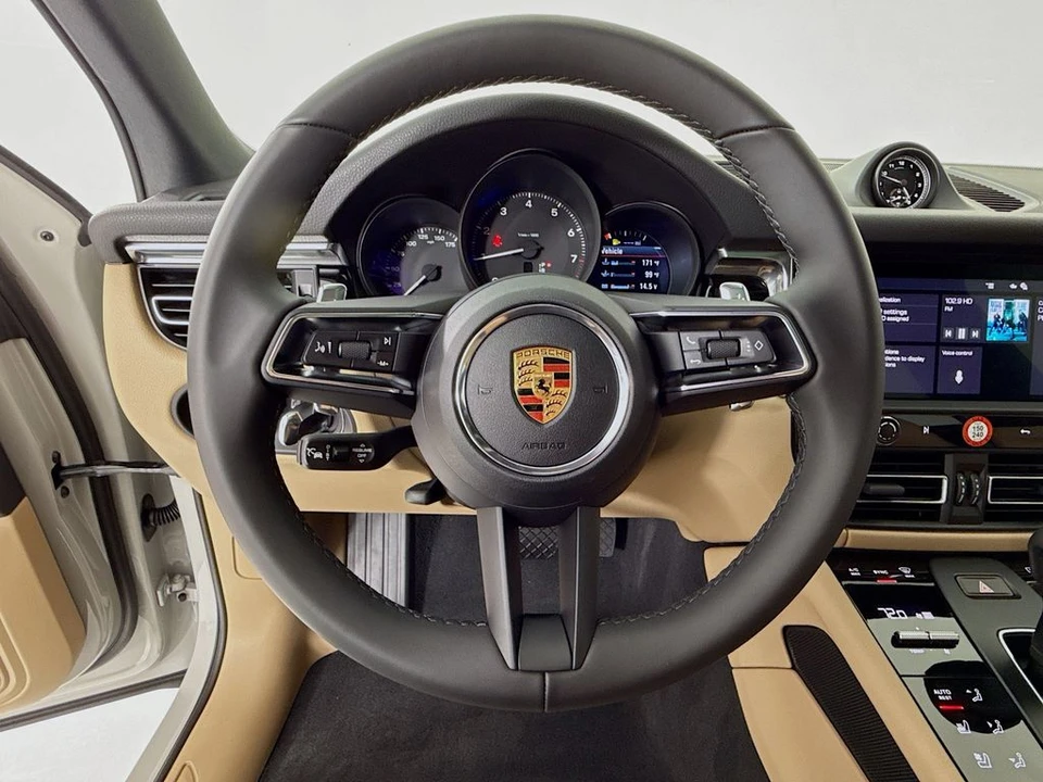 2026 Porsche Macan - Image 14 of 31