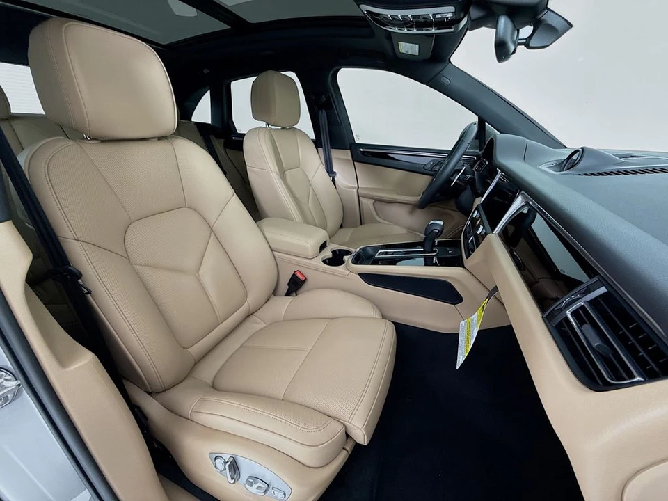 2026 Porsche Macan - Image 29 of 31