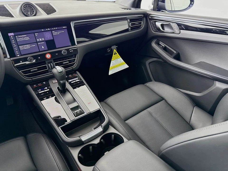 2026 Porsche Macan - Image 26 of 31