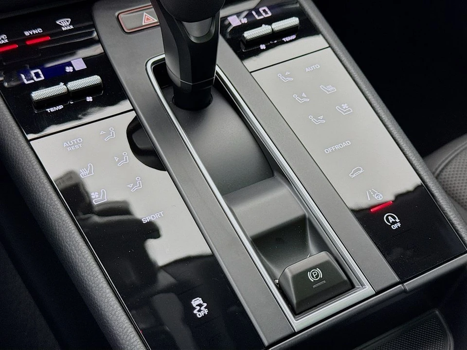 2026 Porsche Macan - Image 22 of 31