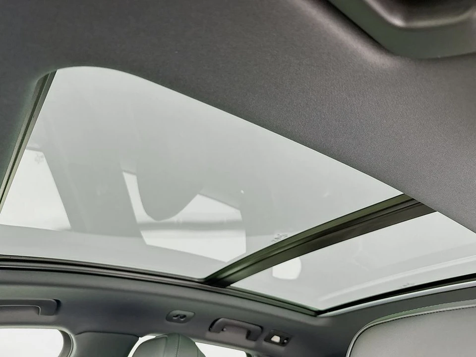 2026 Porsche Macan - Image 23 of 31